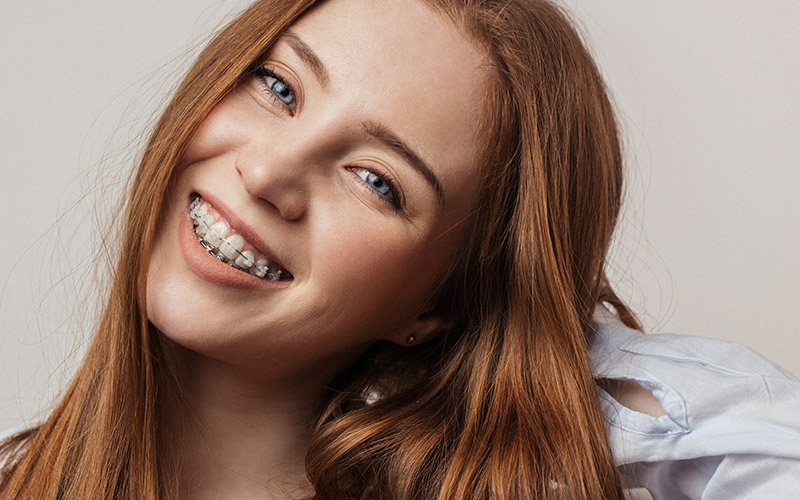 Junge Frau mit Brackets in Leoben